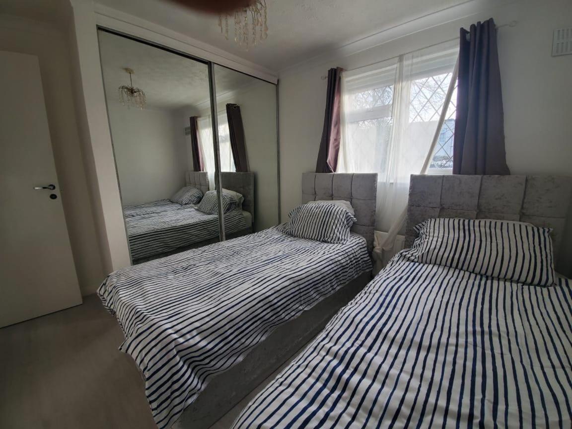 2 Bedroom Flat Near Heathrow Airport Yiewsley Экстерьер фото