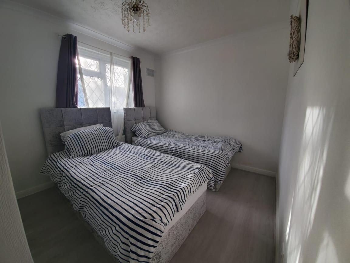 2 Bedroom Flat Near Heathrow Airport Yiewsley Экстерьер фото
